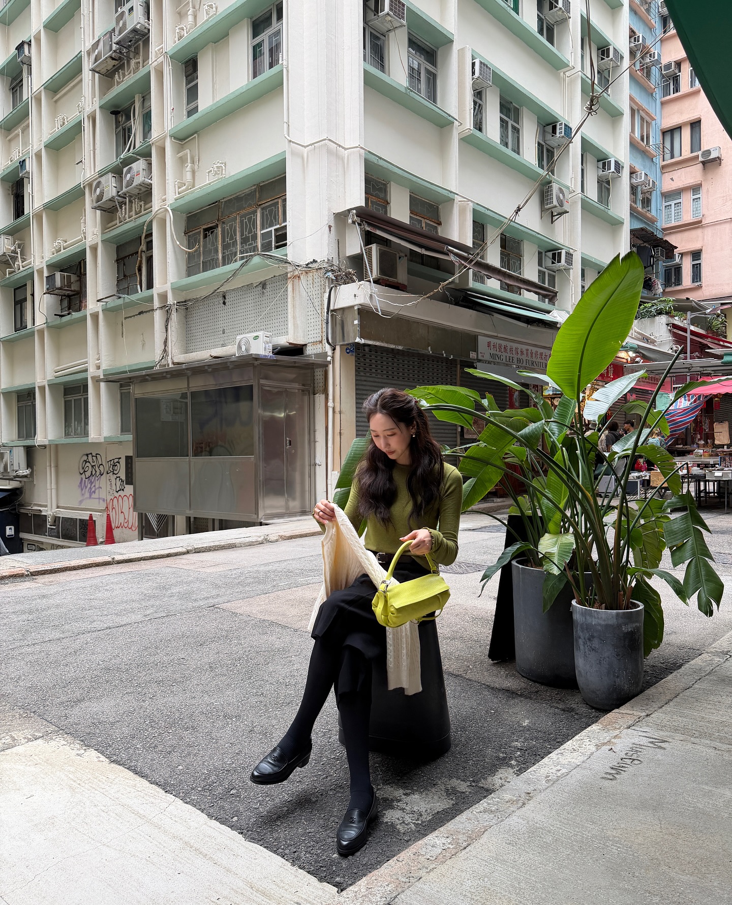 4 cách mặc áo thun dài tay tới công sở siêu trẻ trung và chuẩn thanh lịch- Ảnh 2. 4 cách mặc áo thun dài tay tới công sở siêu trẻ trung và chuẩn thanh lịch- Ảnh 2.