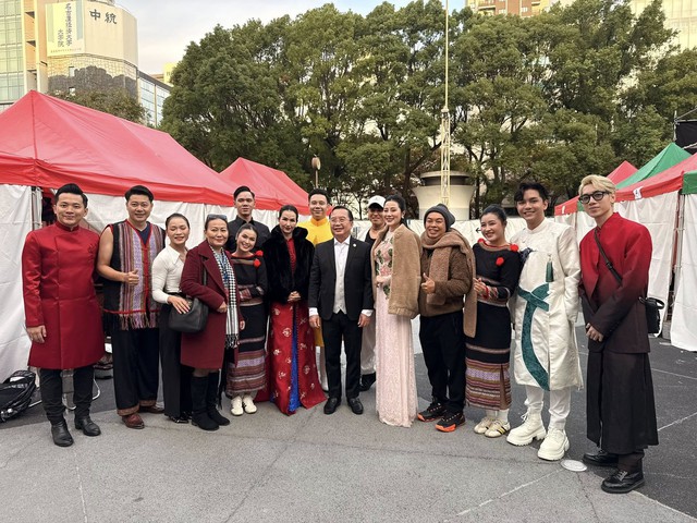 Trình của nữ ca sĩ đắt show bậc nhất: Hát dưới mưa rào rét run, miệng thở ra khói mà giọng vẫn cực nét- Ảnh 1.