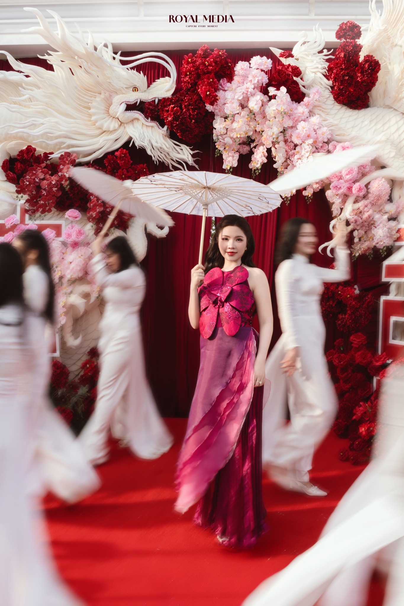 Cưới tiền vệ đội tuyển Việt Nam, cô dâu vàng đeo trĩu cổ đúng chuẩn Cưới tiền vệ đội tuyển Việt Nam, cô dâu vàng đeo trĩu cổ đúng chuẩn