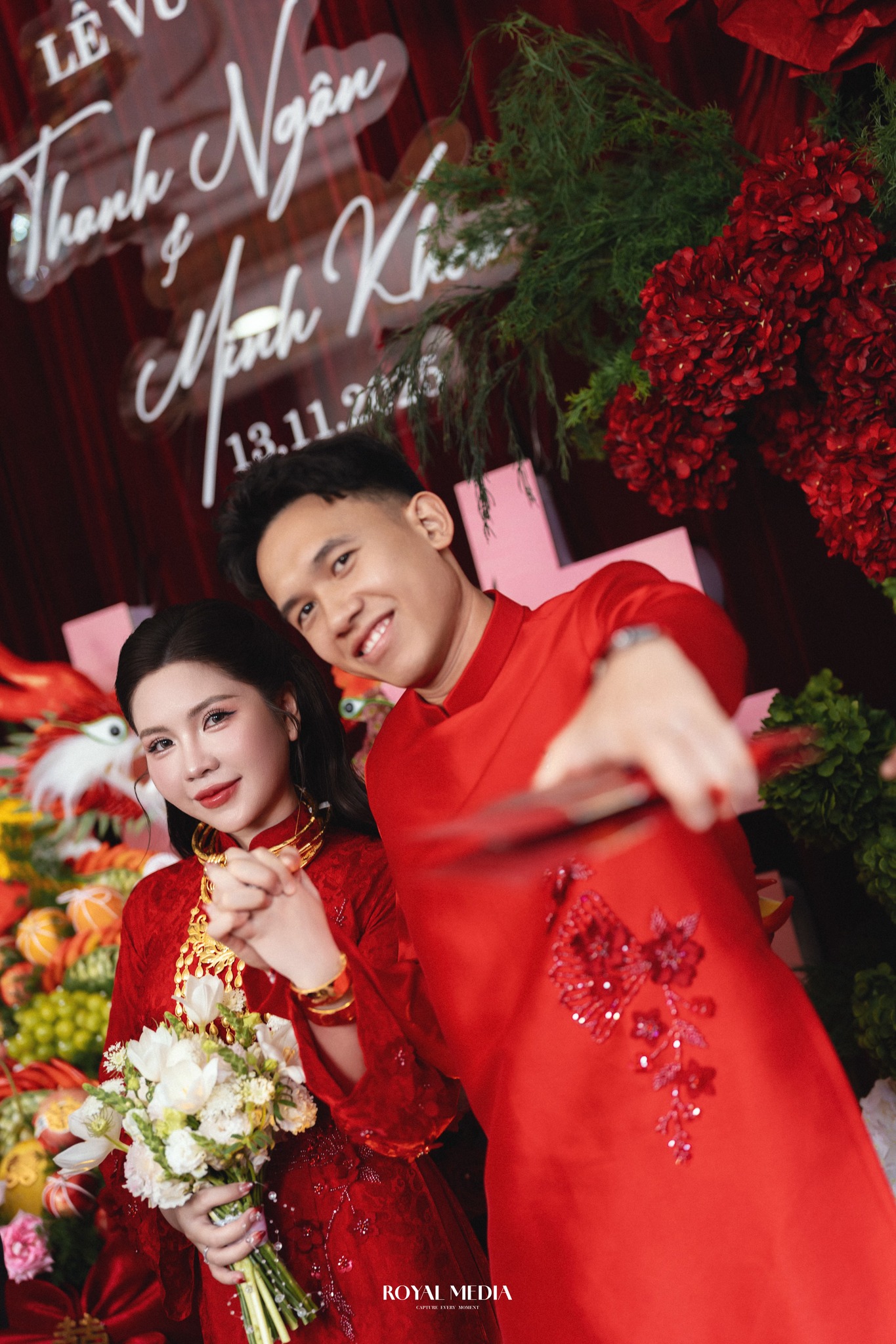 Cưới tiền vệ đội tuyển Việt Nam, cô dâu vàng đeo trĩu cổ đúng chuẩn Cưới tiền vệ đội tuyển Việt Nam, cô dâu vàng đeo trĩu cổ đúng chuẩn