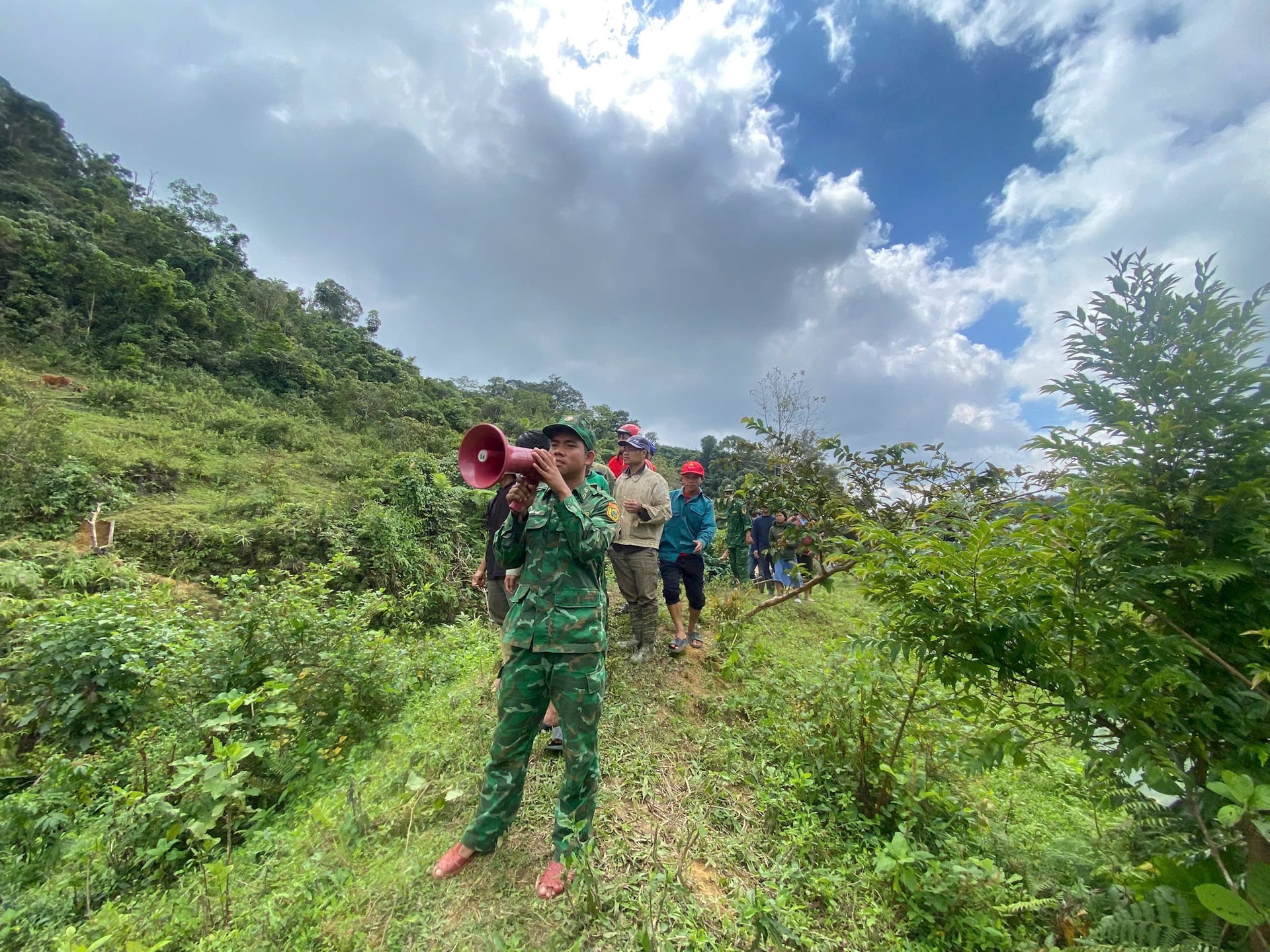 Lở núi ở Đà Nẵng: Nghi vợ chồng công an viên và 1 người dân bị vùi lấp- Ảnh 2. Lở núi ở Đà Nẵng: Nghi vợ chồng công an viên và 1 người dân bị vùi lấp- Ảnh 2.