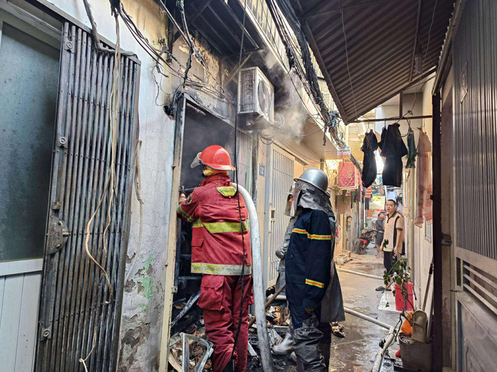 Cháy căn hộ khu tập thể cũ ở Hà Nội, khói lửa bốc ngùn ngụt- Ảnh 3.