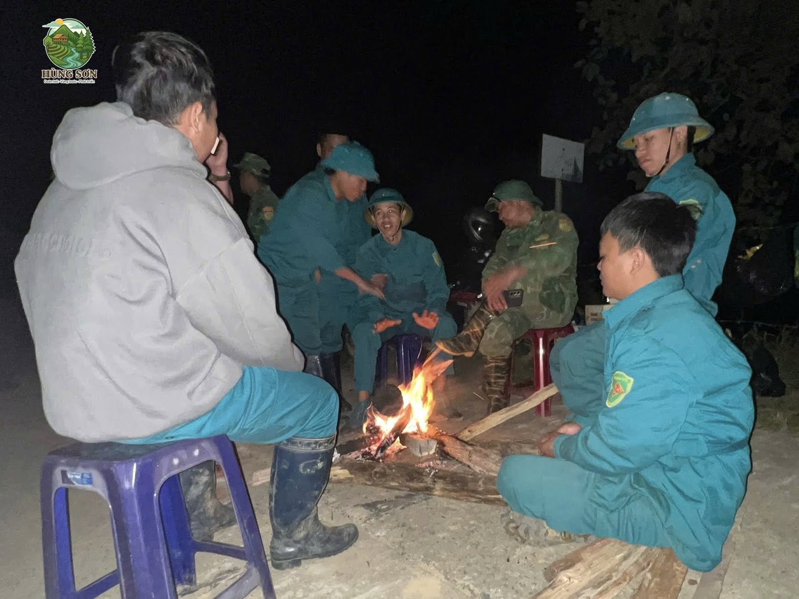 Toàn cảnh từ flycam vụ sạt lở kinh hoàng nghi vùi lấp 3 người ở Đà Nẵng- Ảnh 1.