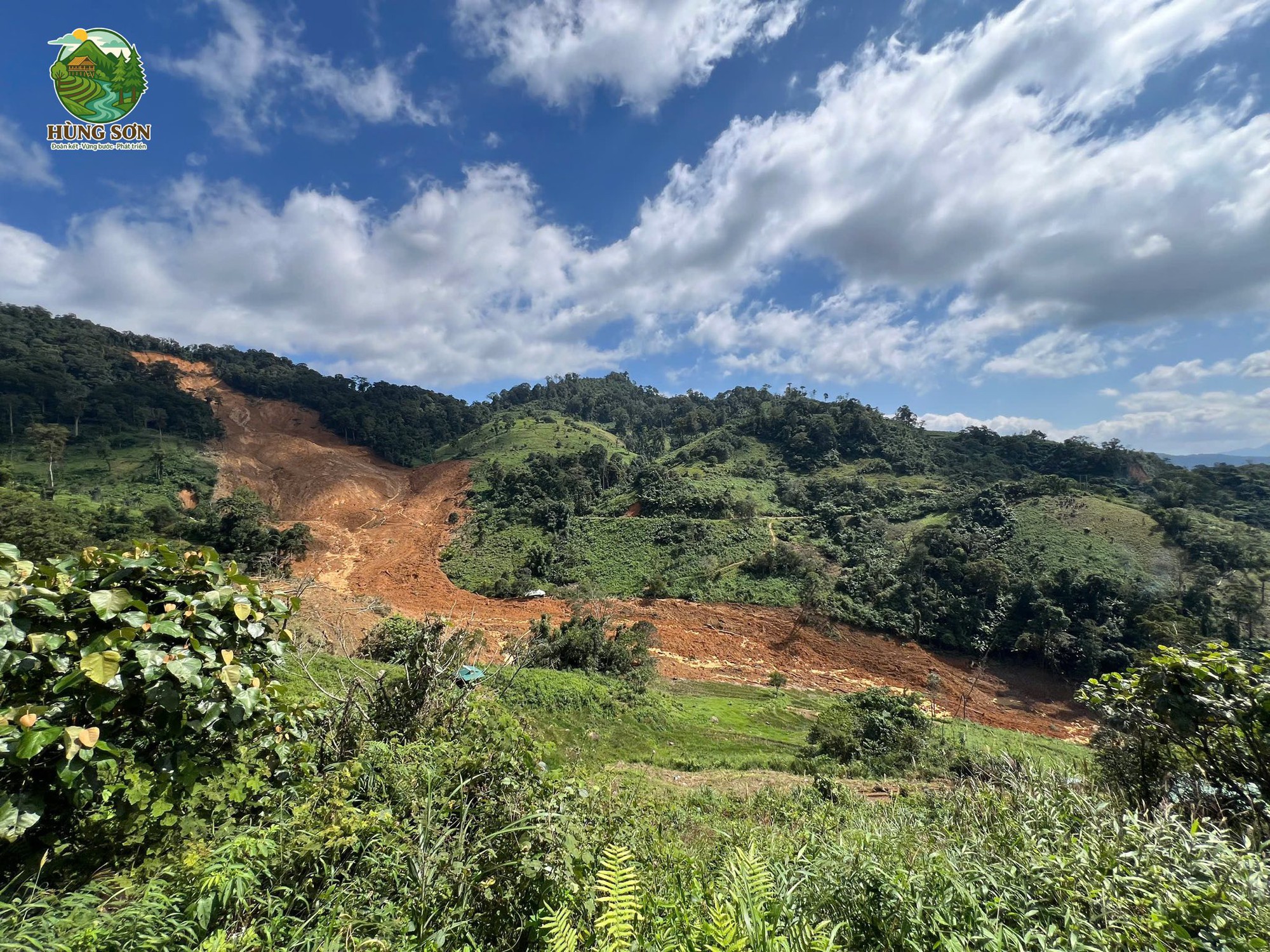 Toàn cảnh từ flycam vụ sạt lở kinh hoàng nghi vùi lấp 3 người ở Đà Nẵng- Ảnh 5.