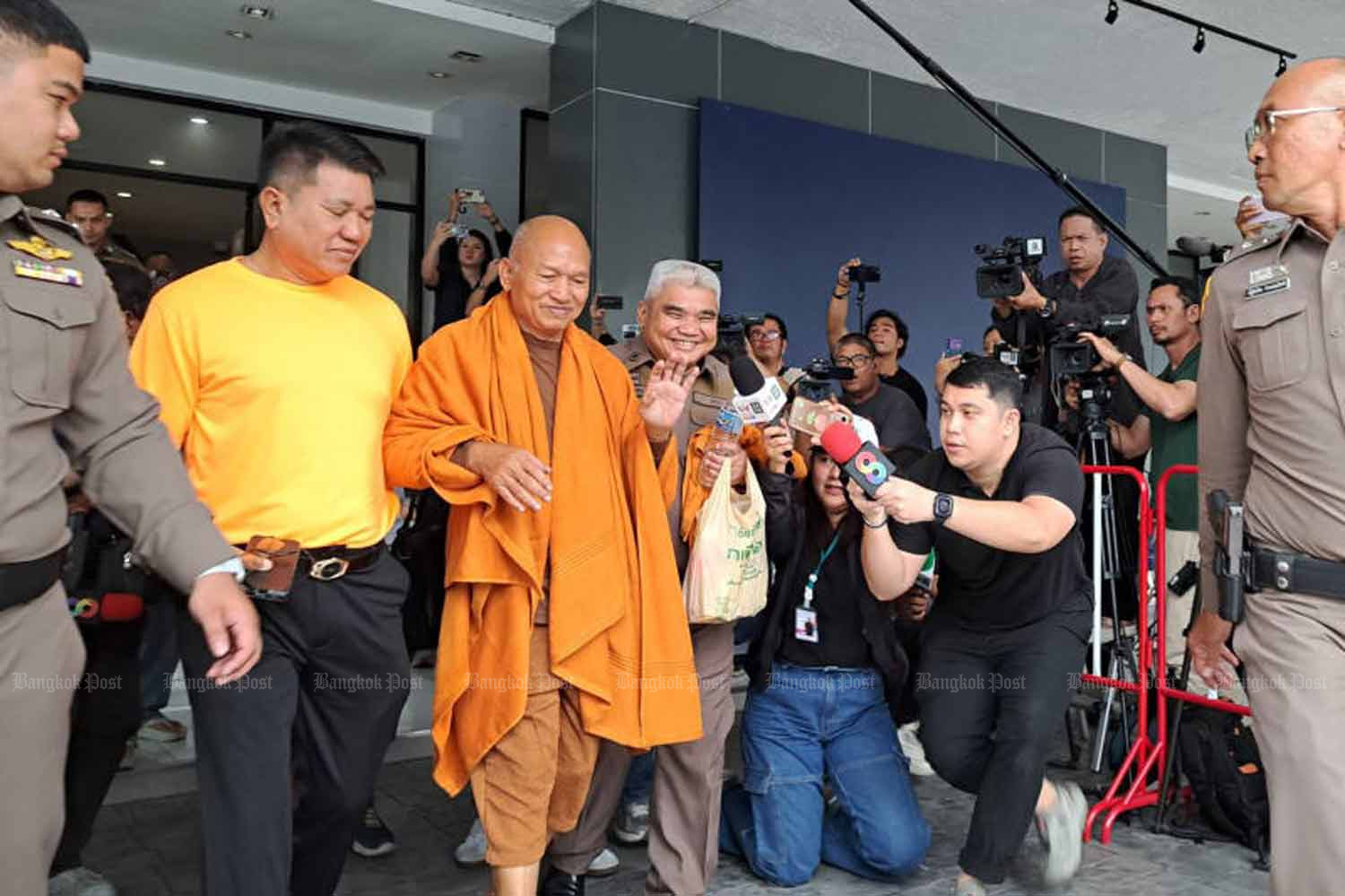 Trụ trì Thái Lan cấu kết ăn chặn hơn 8.000 tỷ đồng từ thiện của chùa: Tịch thu được 411 sổ đỏ, 60 ô tô- Ảnh 2.