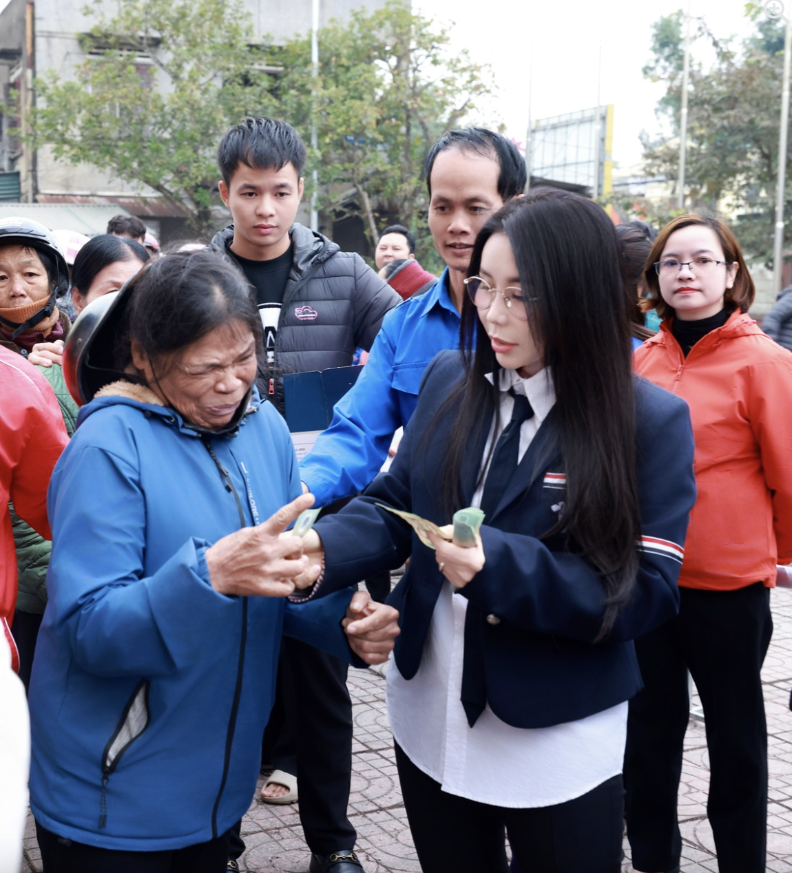 Quất đồ hiệu theo lô kiểu Mailisa: Một mẫu sơmi chốt luôn vài trăm cái, váy có tới cả nghìn chiếc- Ảnh 20.