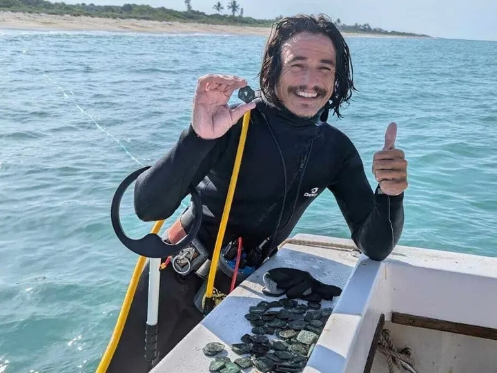 Thợ lặn tìm thấy kho báu hơn 26 tỷ đồng nằm 300 năm dưới đáy đại dương- Ảnh 1.