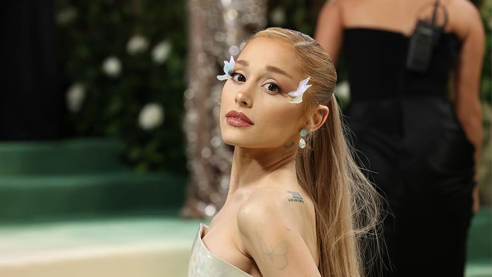 Ariana Grande bị fan cuồng tấn công giữa sự kiện, 1 Ariana Grande bị fan cuồng tấn công giữa sự kiện, 1