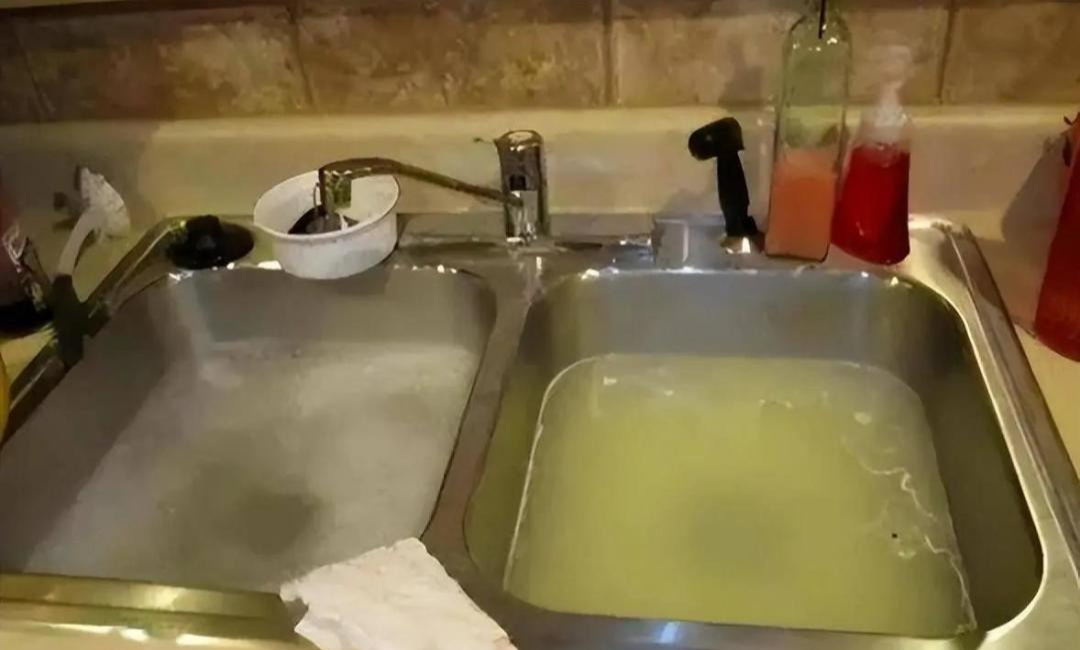 Đổ nước nóng vào bồn rửa bát: Hành động đáng lẽ phải BỊ CẤM, rất tiếc nhiều người vẫn làm- Ảnh 2.