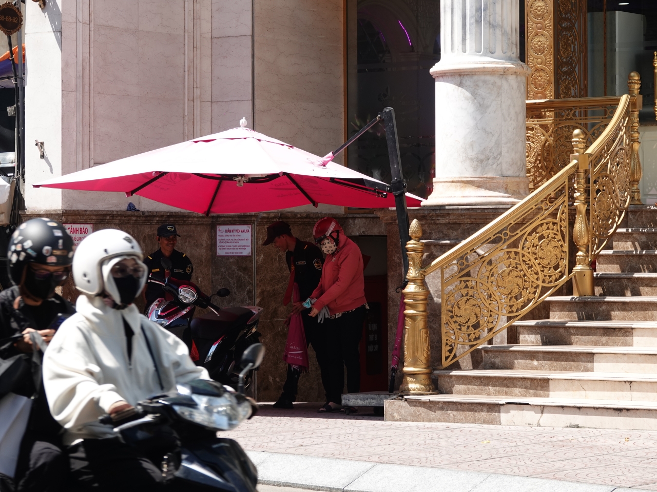 Thẩm mỹ viện Mailisa ở TP.HCM sau khi bị khám xét: Khách hàng, nhân viên vẫn ra vào liên tục- Ảnh 3. Thẩm mỹ viện Mailisa ở TP.HCM sau khi bị khám xét: Khách hàng, nhân viên vẫn ra vào liên tục- Ảnh 3.