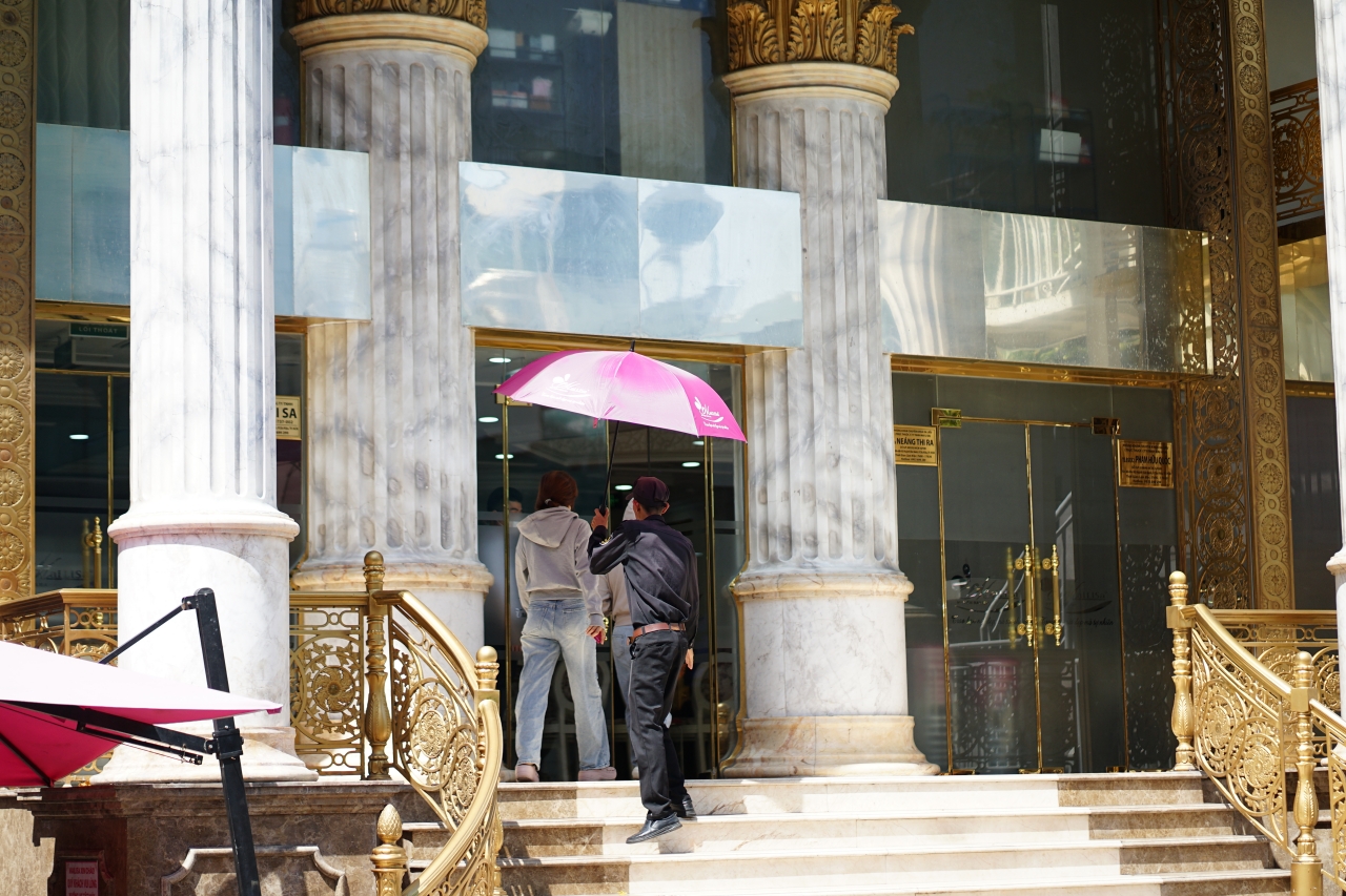 Thẩm mỹ viện Mailisa ở TP.HCM sau khi bị khám xét: Khách hàng, nhân viên vẫn ra vào liên tục- Ảnh 5. Thẩm mỹ viện Mailisa ở TP.HCM sau khi bị khám xét: Khách hàng, nhân viên vẫn ra vào liên tục- Ảnh 5.