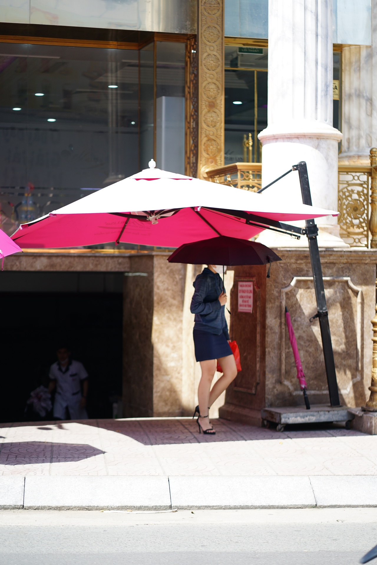 Thẩm mỹ viện Mailisa ở TP.HCM sau khi bị khám xét: Khách hàng, nhân viên vẫn ra vào liên tục- Ảnh 7. Thẩm mỹ viện Mailisa ở TP.HCM sau khi bị khám xét: Khách hàng, nhân viên vẫn ra vào liên tục- Ảnh 7.