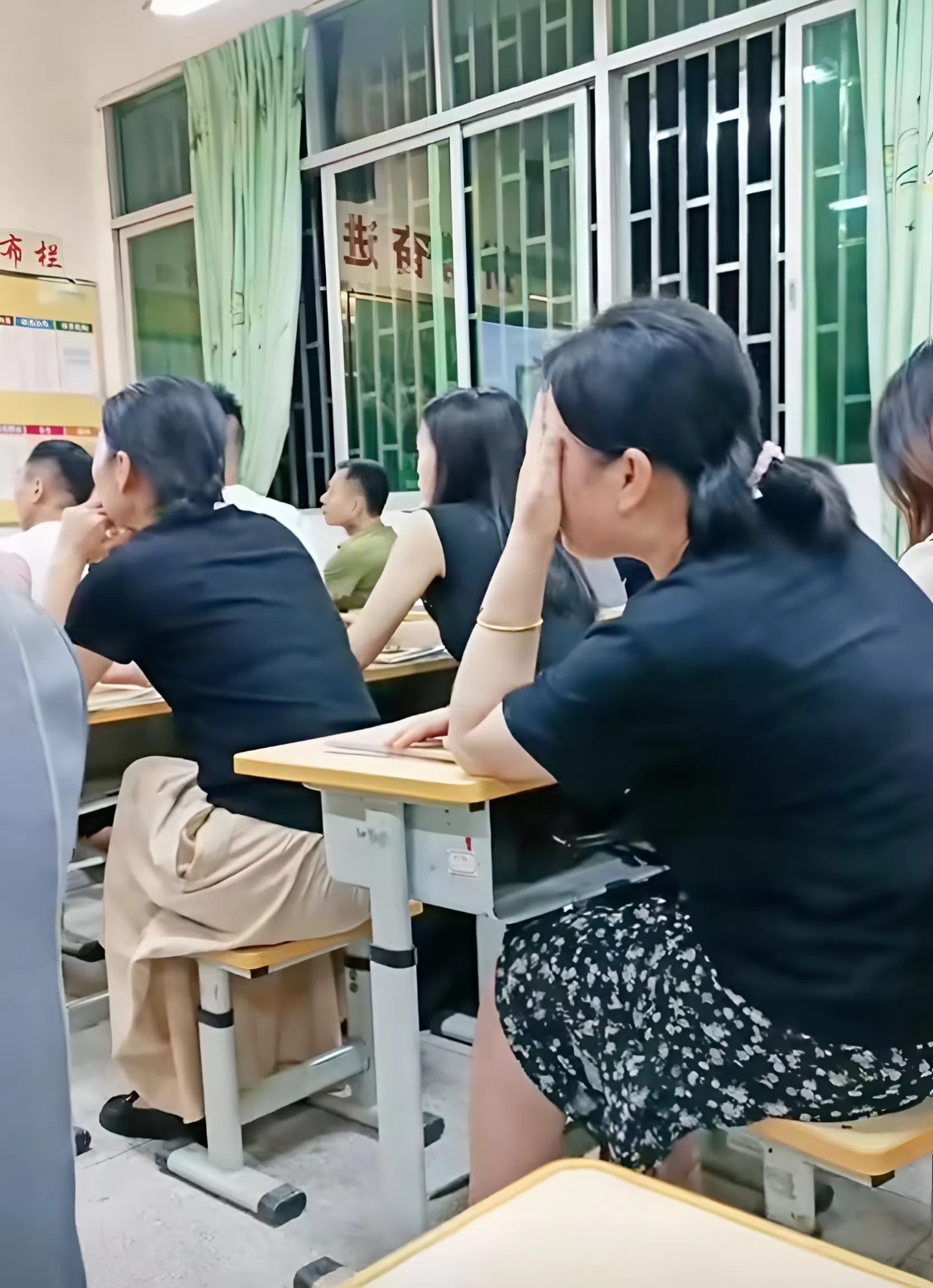 Tôi khuyên thật: Đừng quá thân thiết với phụ huynh cùng lớp con mình, sẽ hối hận đấy!- Ảnh 1. Tôi khuyên thật: Đừng quá thân thiết với phụ huynh cùng lớp con mình, sẽ hối hận đấy!- Ảnh 1.