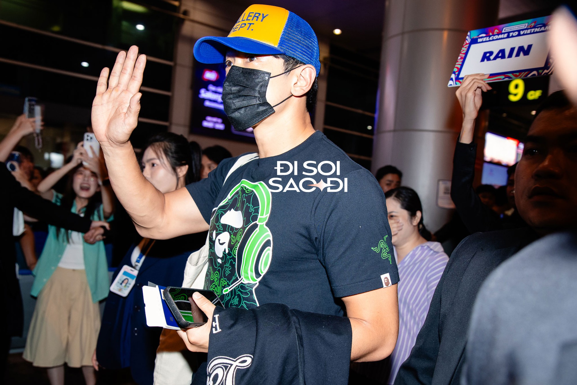 Dàn sao WATERBOMB đổ bộ Tân Sơn Nhất: Bi Rain kín đáo nhưng to cao ngời ngời, nữ idol gốc Việt lấn át 