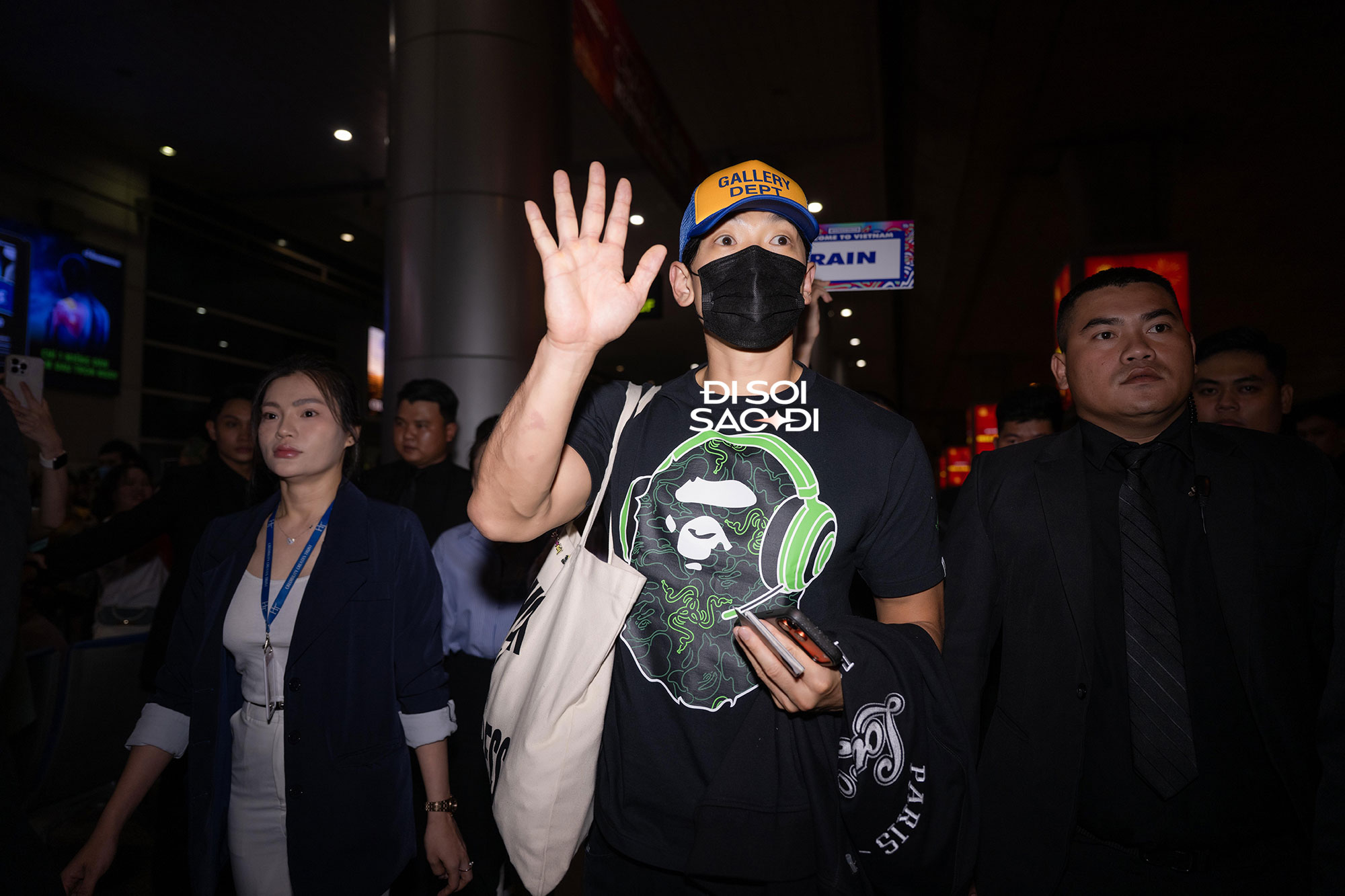 Dàn sao WATERBOMB đổ bộ Tân Sơn Nhất: Bi Rain kín đáo nhưng to cao ngời ngời, nữ idol gốc Việt lấn át 