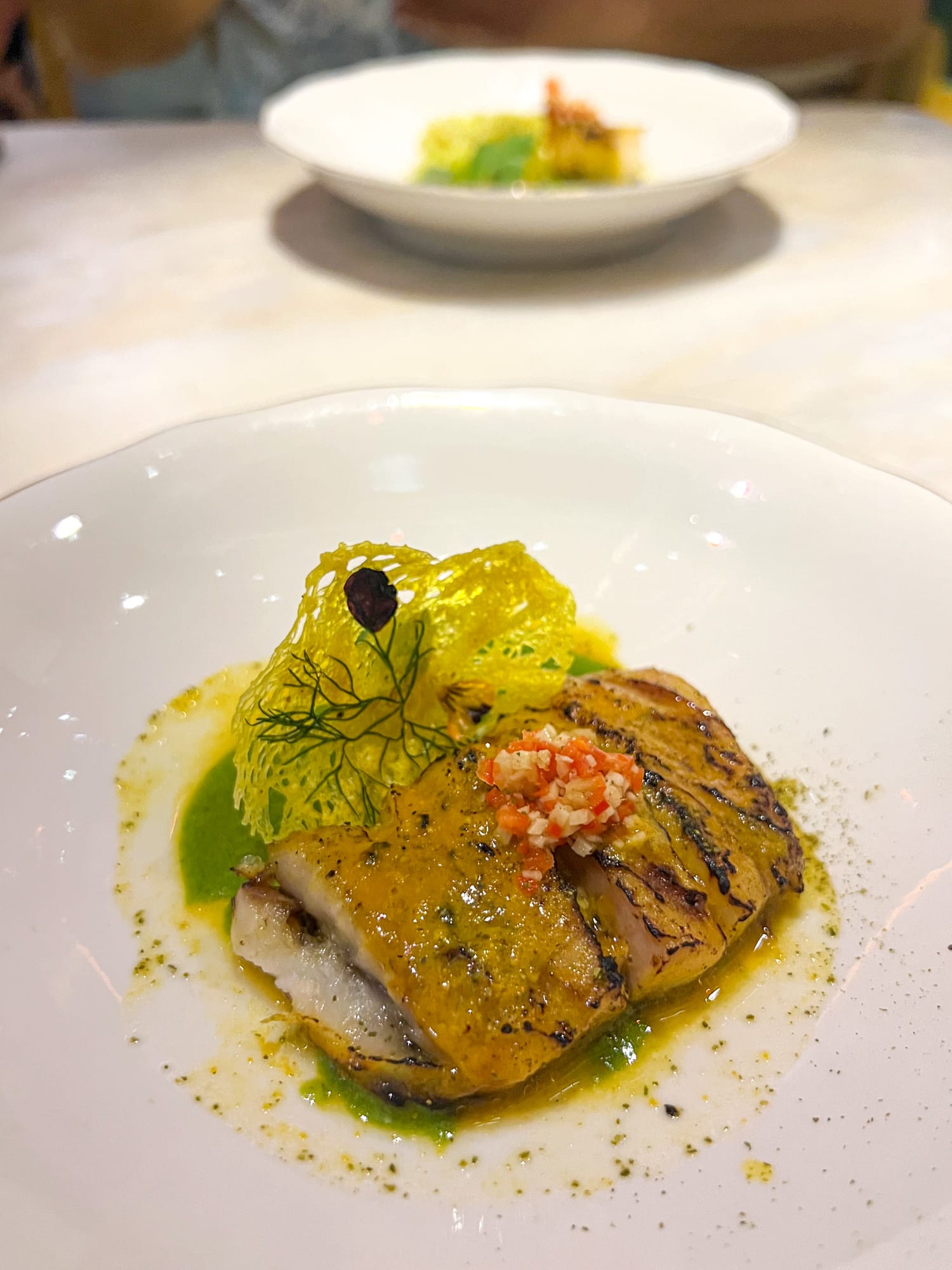 Ẩm thực cao cấp của Việt Nam là như thế nào? Khách Tây nếm thử 12 món của nhà hàng 