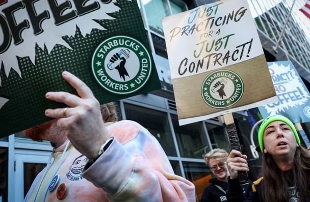 Nhân viên Starbucks đồng loạt đình công vì kiệt sức, 65 cửa hàng "đóng băng" đúng mùa lễ hội- Ảnh 1.