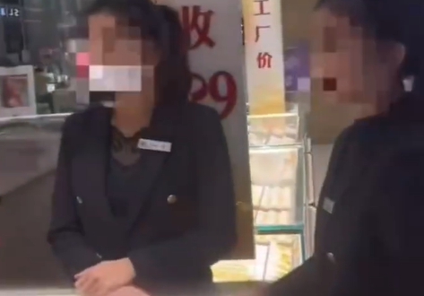 Bé gái thử đeo chiếc vòng vàng vào tay, 10 giây sau bị đòi bồi thường gần 4 triệu đồng: Cảnh sát vào cuộc, bên bán có phản ứng lạ- Ảnh 2.