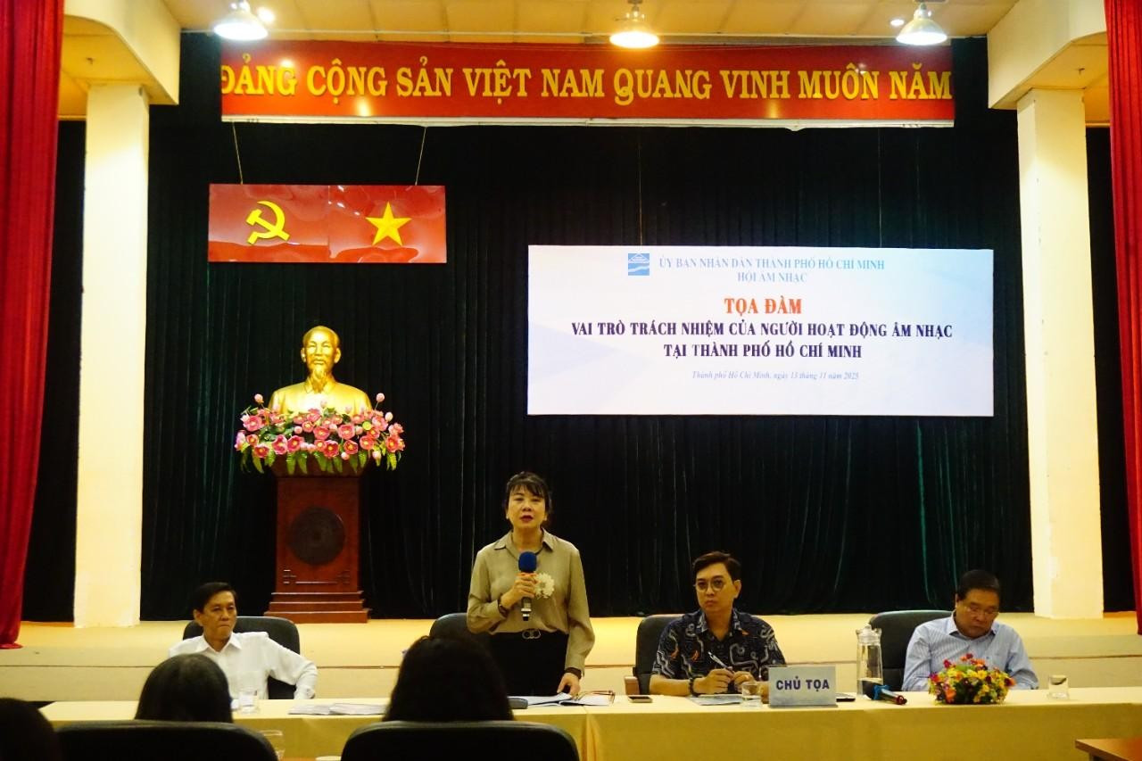 Đề xuất chấn chỉnh đám đông khán giả chạy theo nghệ sĩ dung tục- Ảnh 1.