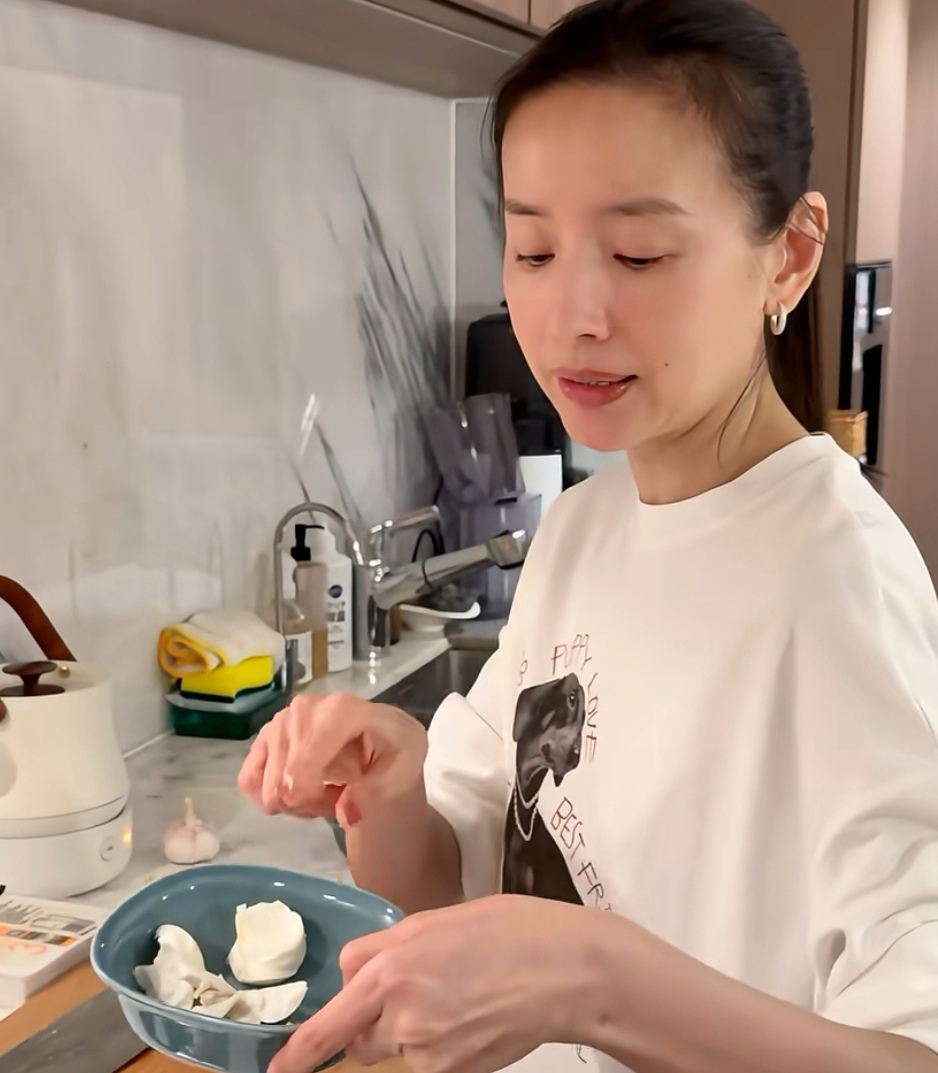 Diễn viên Đổng Khiết nấu món gì mà lan truyền chóng mặt, thu hút 30.000 lượt thích từ cư dân mạng?- Ảnh 1.