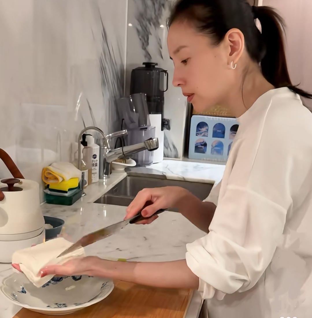 Diễn viên Đổng Khiết nấu món gì mà lan truyền chóng mặt, thu hút 30.000 lượt thích từ cư dân mạng?- Ảnh 3.