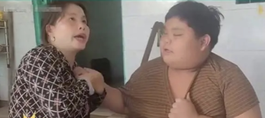 Bức ảnh mẹ và con trai này trông bình thường nhưng lại cực BẤT THƯỜNG: Có những đứa trẻ bị huỷ hoại bởi sự "vô tri" như thế!- Ảnh 1.