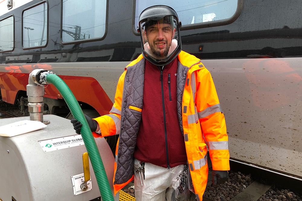 Vì sao chất thải trong nhà vệ sinh tàu hỏa từng được xả thẳng xuống đường ray? Sự thật ít ai ngờ tới- Ảnh 1.