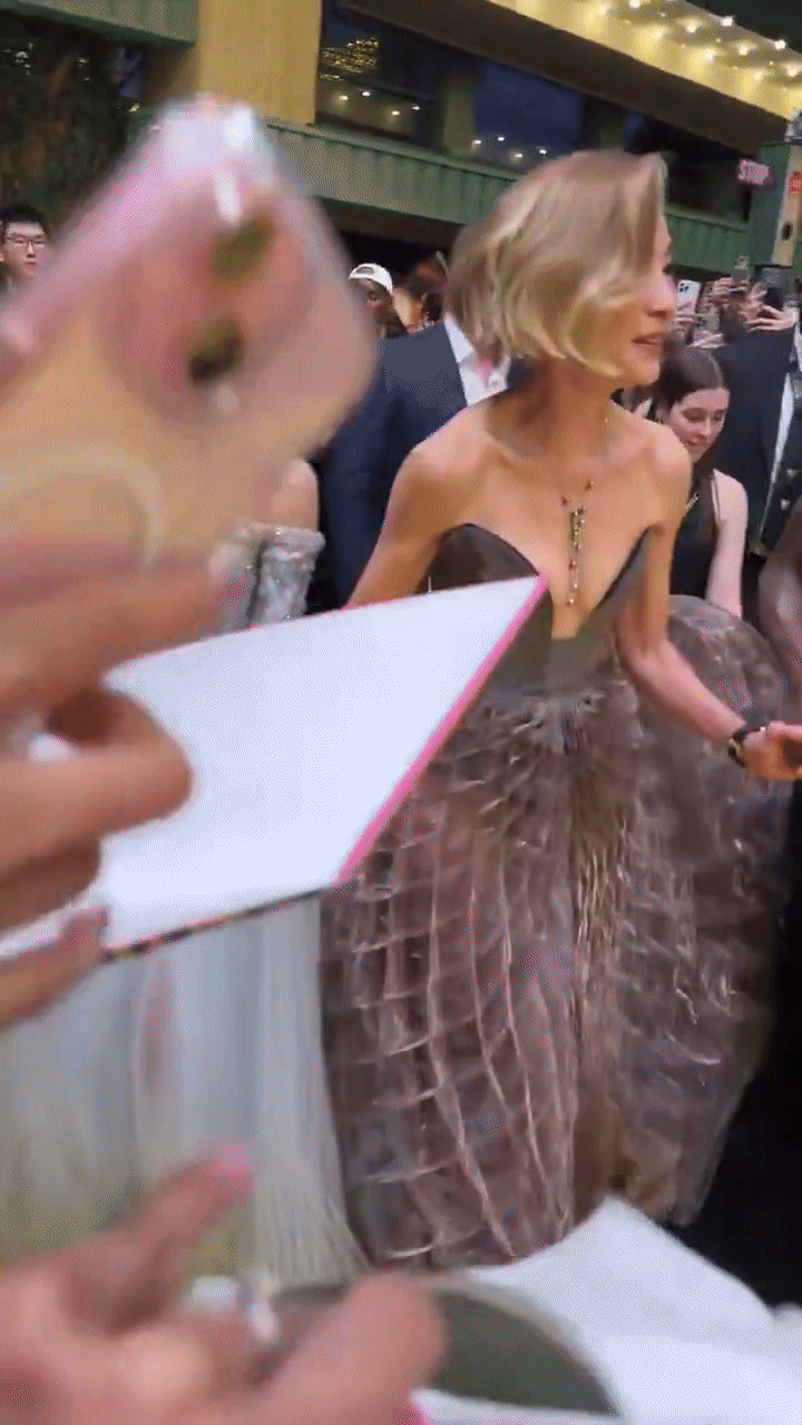 Ariana Grande bị fan cuồng tấn công giữa sự kiện, 1 Ariana Grande bị fan cuồng tấn công giữa sự kiện, 1