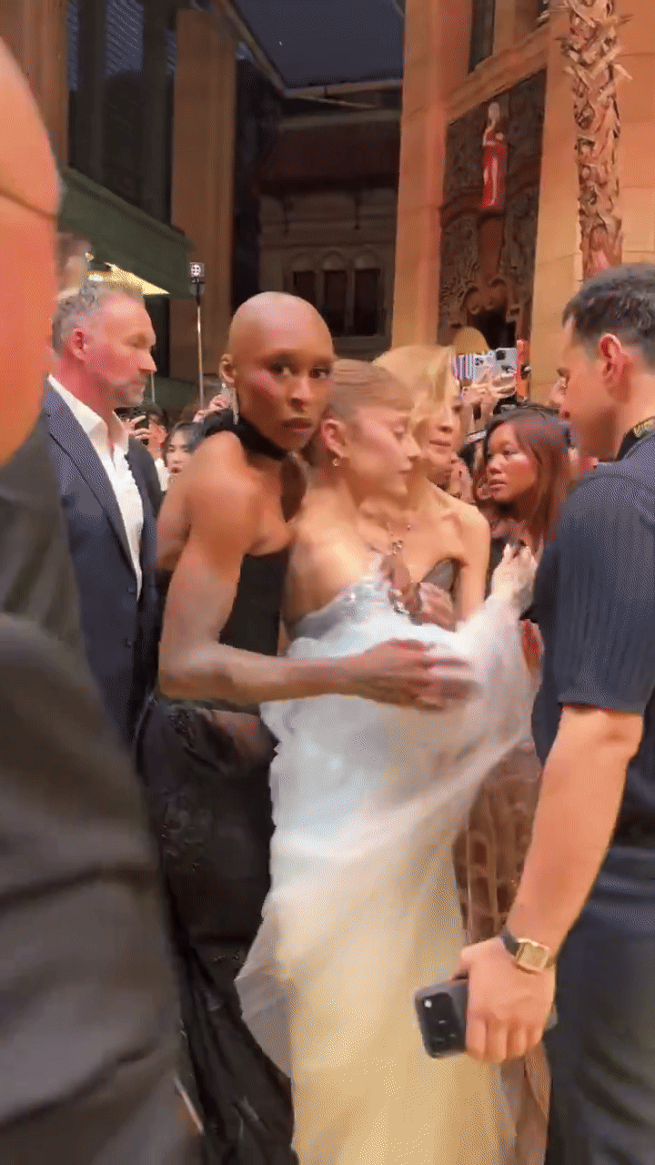 Ariana Grande bị fan cuồng tấn công giữa sự kiện, 1 Ariana Grande bị fan cuồng tấn công giữa sự kiện, 1