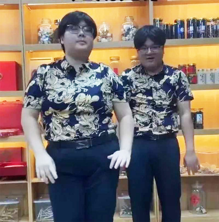 Cặp vợ chồng giống hệt nhau đến nỗi nhiều người "xui" nên đi xét nghiệm ADN- Ảnh 1.