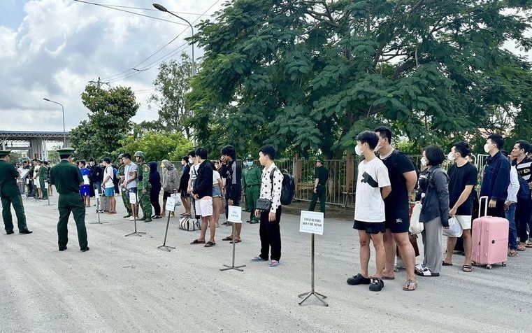 Tiếp nhận 57 công dân Việt Nam do Campuchia trao trả, trong đó 3 người bị truy nã- Ảnh 1. Tiếp nhận 57 công dân Việt Nam do Campuchia trao trả, trong đó 3 người bị truy nã- Ảnh 1.