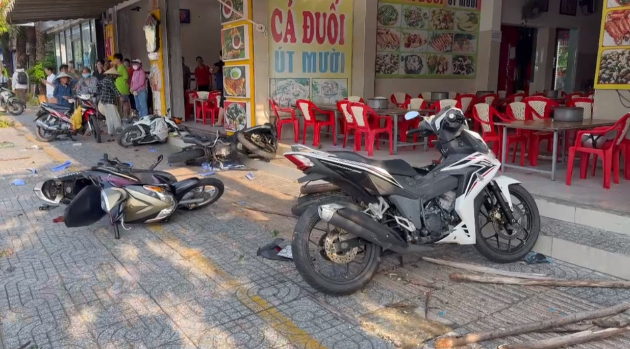 CLIP: Ô tô leo vỉa hè tông 5 xe máy, húc văng người đàn ông nước ngoài ở Vũng Tàu- Ảnh 1.