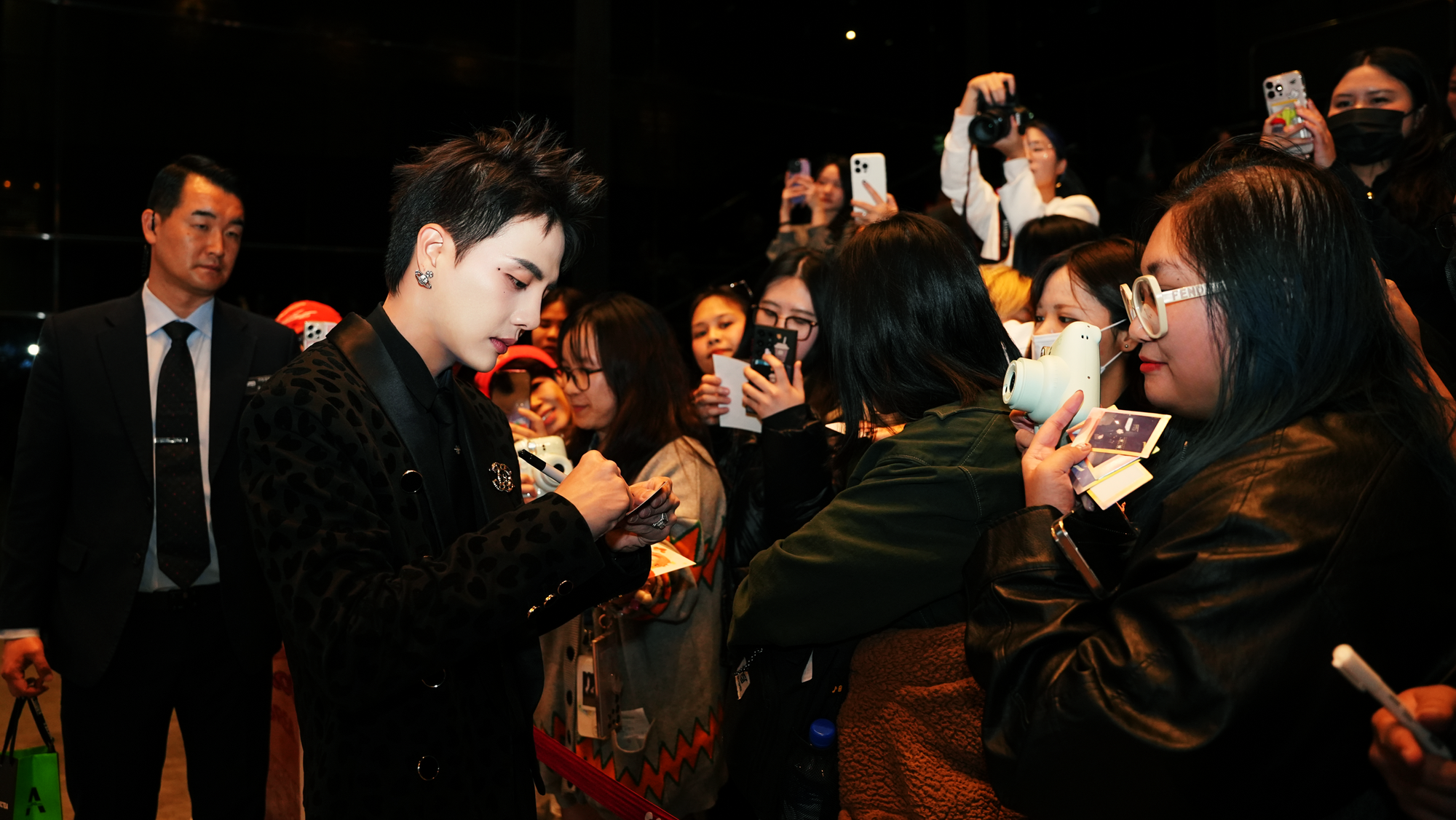 Sao nam Vbiz này quá xịn: Được Lee Kwang Soo ôm chằm, hết gặp Kim Woo Bin rồi ăn tối với thành viên EXO- Ảnh 7.