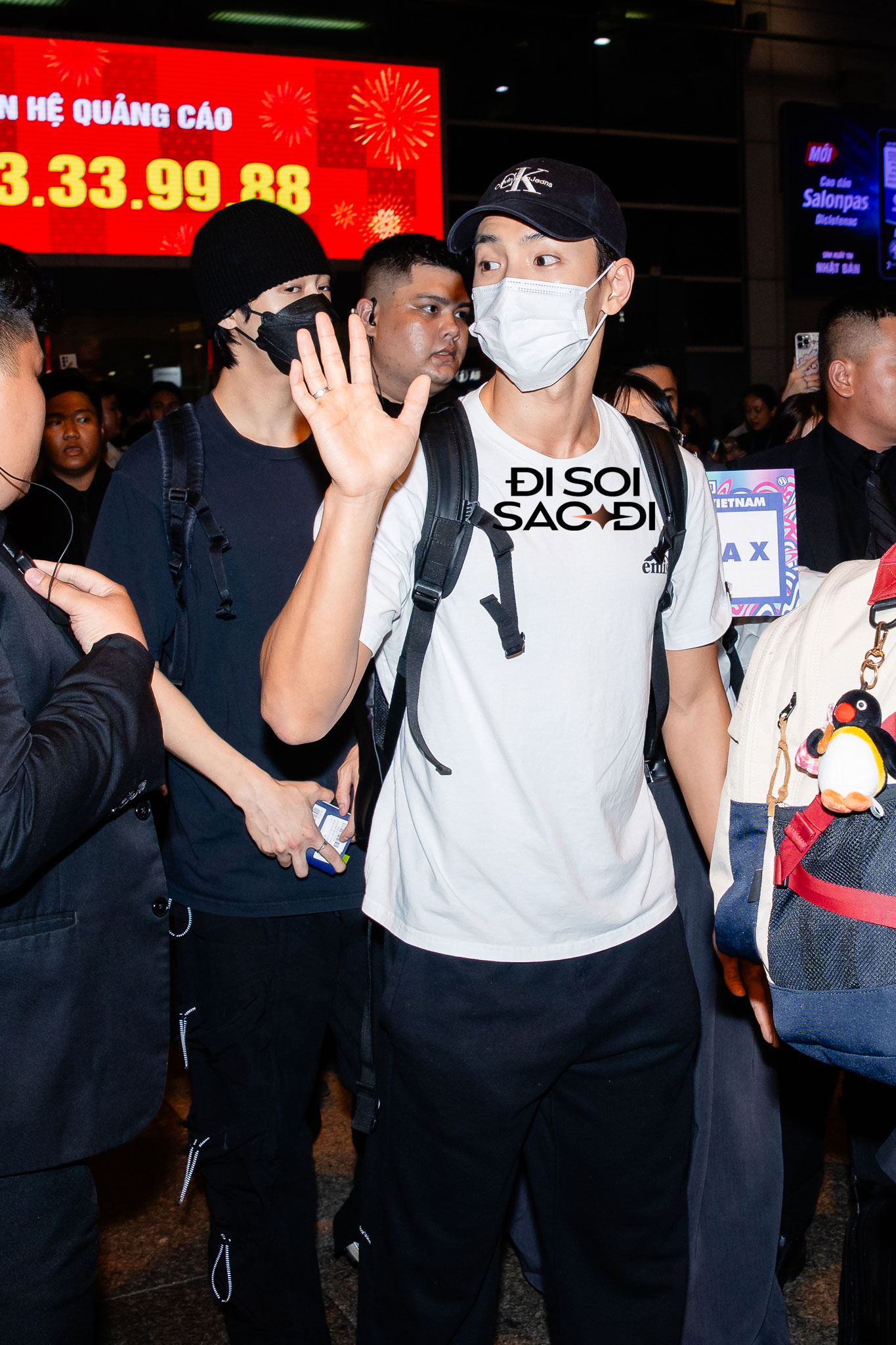 Dàn sao WATERBOMB đổ bộ Tân Sơn Nhất: Bi Rain kín đáo nhưng to cao ngời ngời, nữ idol gốc Việt lấn át 