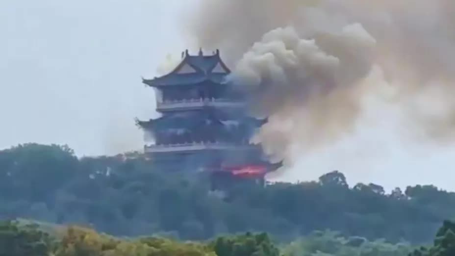 Cháy chùa ở Trung Quốc: Người dân cách nhiều km kể khoảnh khắc phát hiện lửa, xác định nguyên nhân ban đầu- Ảnh 4. Cháy chùa ở Trung Quốc: Người dân cách nhiều km kể khoảnh khắc phát hiện lửa, xác định nguyên nhân ban đầu- Ảnh 4.