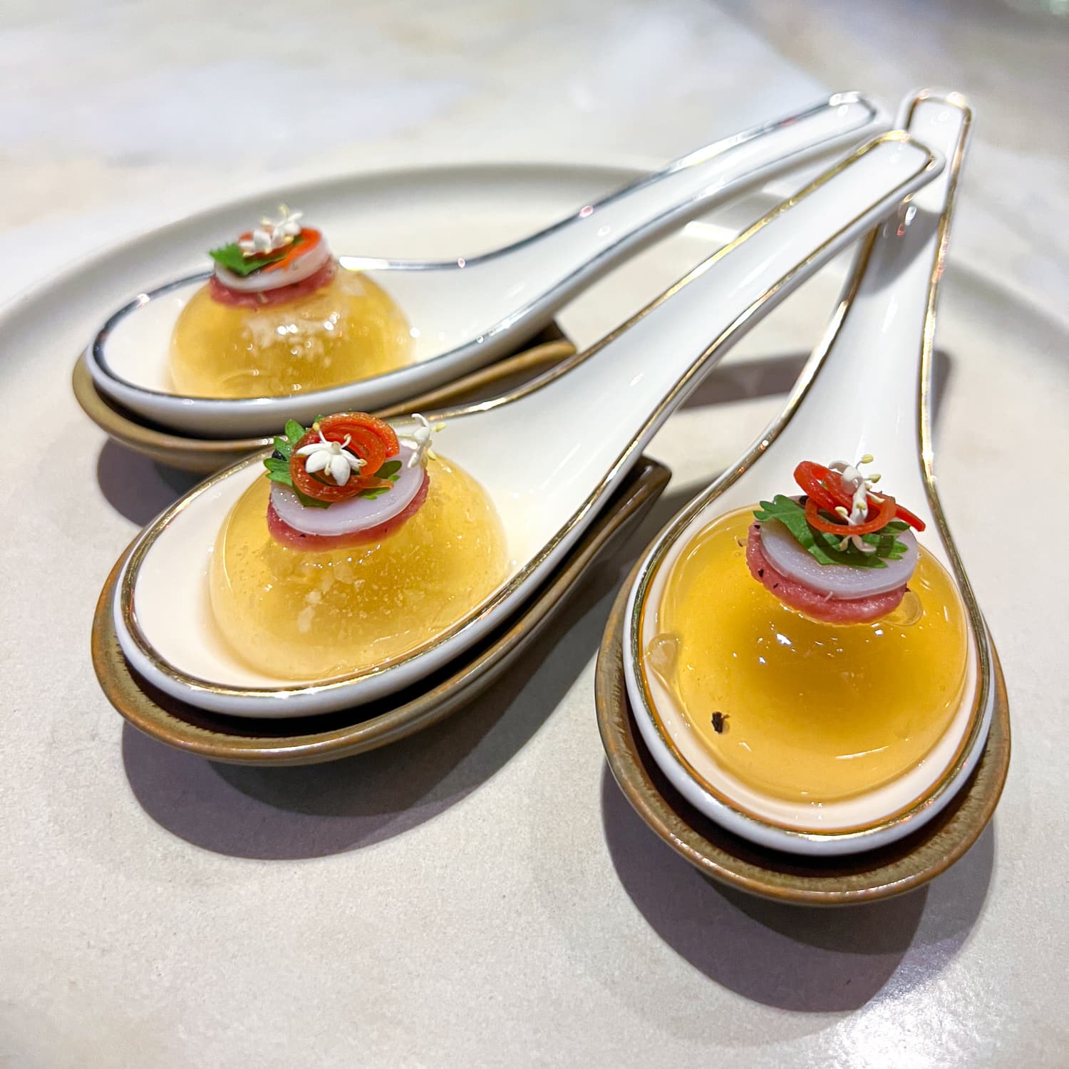 Ẩm thực cao cấp của Việt Nam là như thế nào? Khách Tây nếm thử 12 món của nhà hàng 