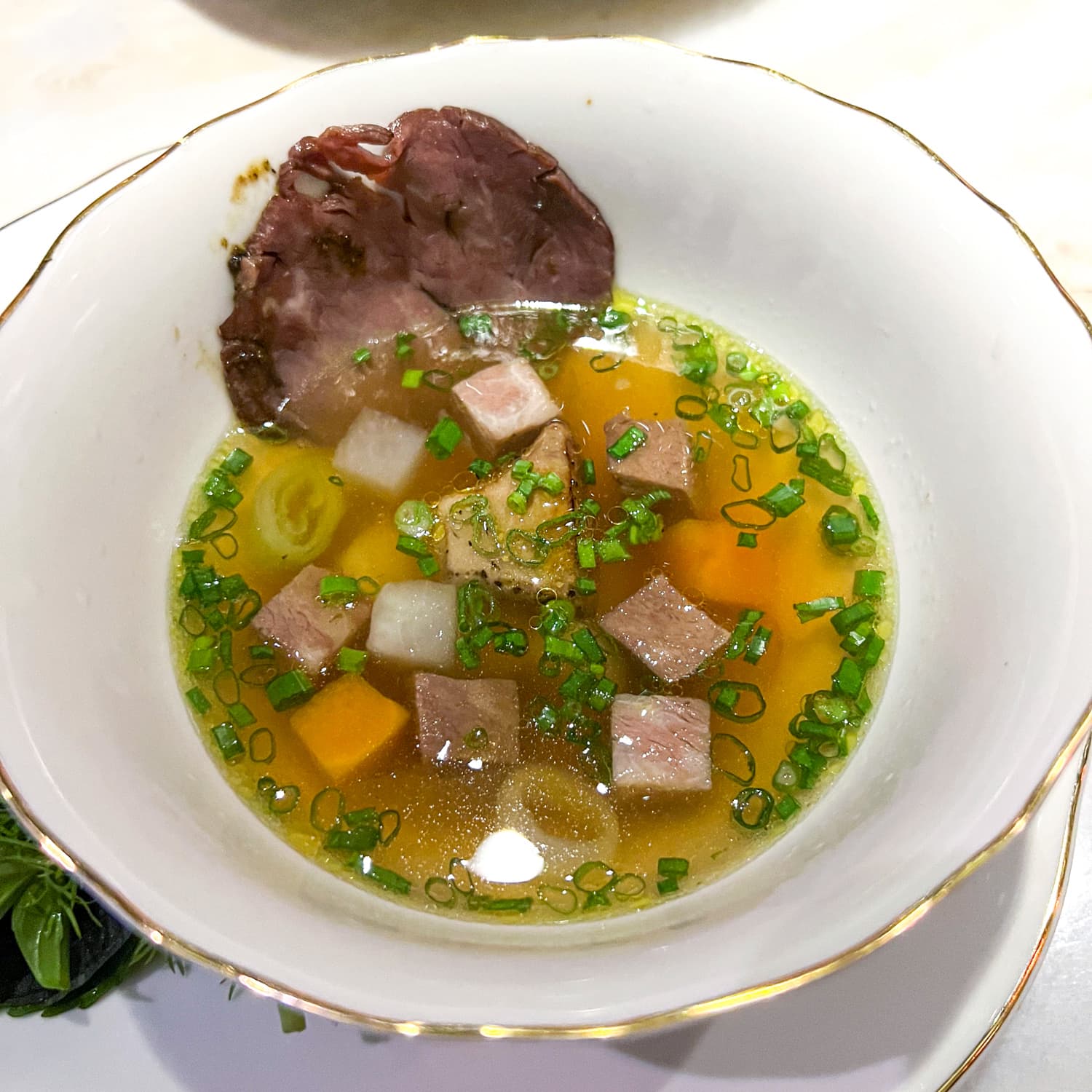 Ẩm thực cao cấp của Việt Nam là như thế nào? Khách Tây nếm thử 12 món của nhà hàng 