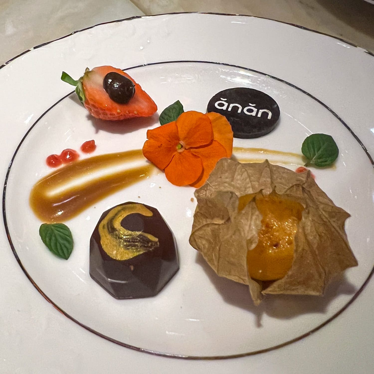 Ẩm thực cao cấp của Việt Nam là như thế nào? Khách Tây nếm thử 12 món của nhà hàng 