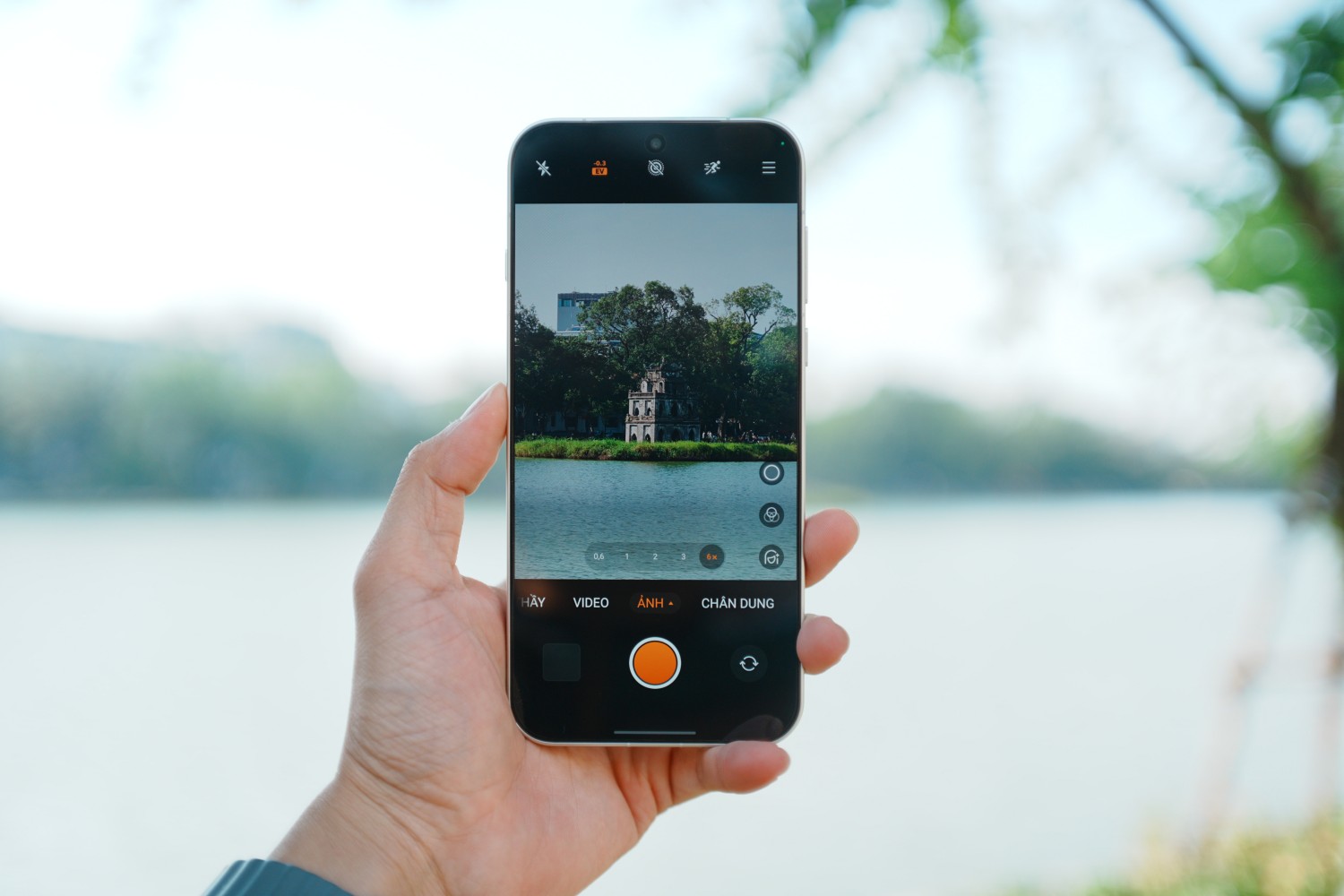 Dạo phố Hà Nội mùa thu cùng OPPO Find X9 Pro: Camera 200MP zoom siêu xa, macro rõ từng chi tiết- Ảnh 1.