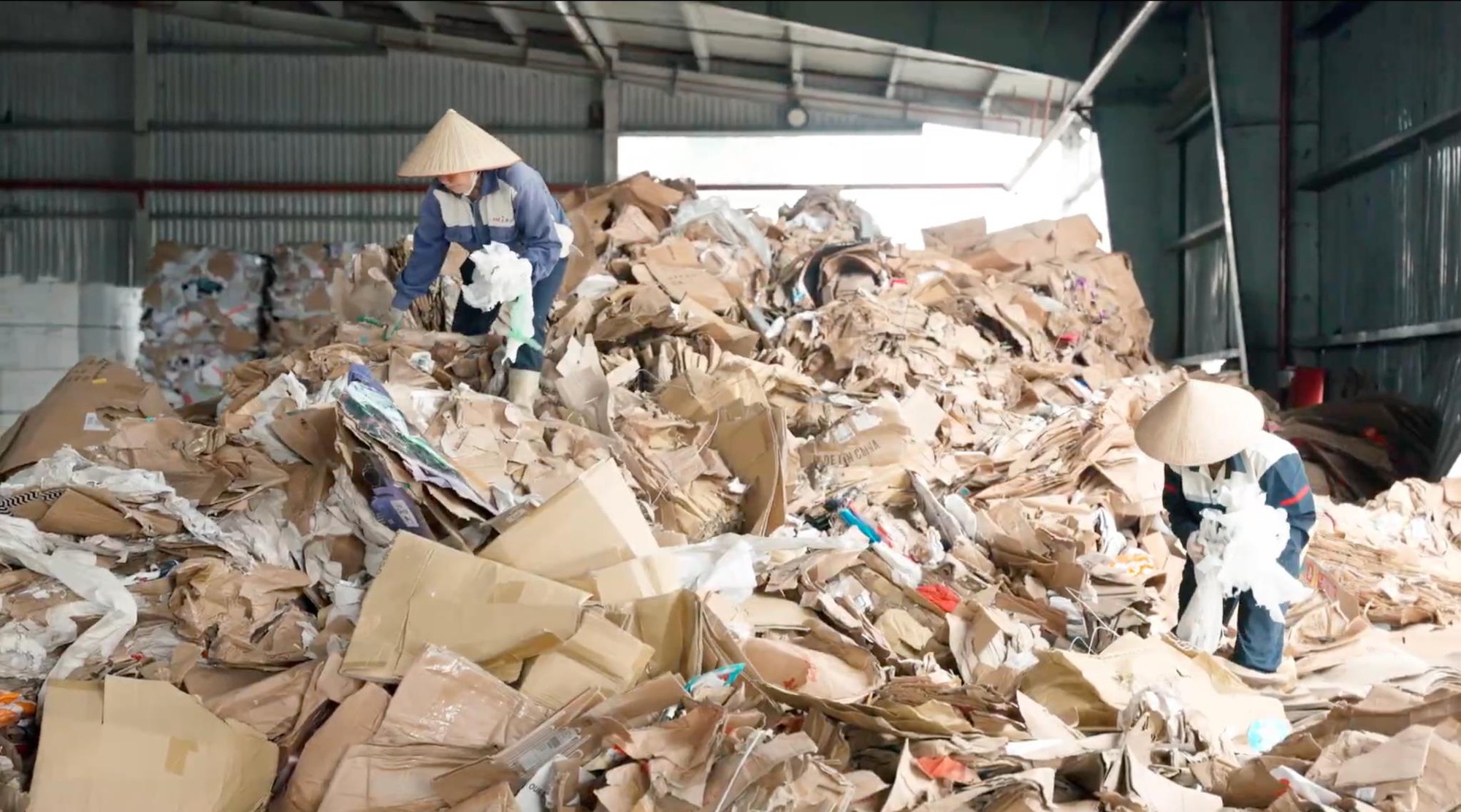 Tưởng đống giấy lộn, ai ngờ lại là "vũ khí" cứu 15,7 triệu cây xanh: Đột nhập nhà máy "hô biến" rác thành tài nguyên tại Thanh Hóa!- Ảnh 10.