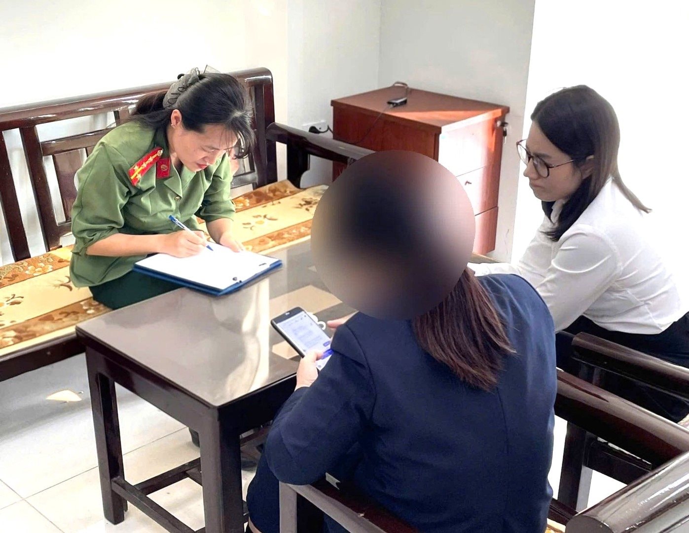 Thủ đoạn khiến nạn nhân biết là lừa đảo nhưng vẫn một mực đòi chuyển khoản 250 triệu đồng- Ảnh 1.