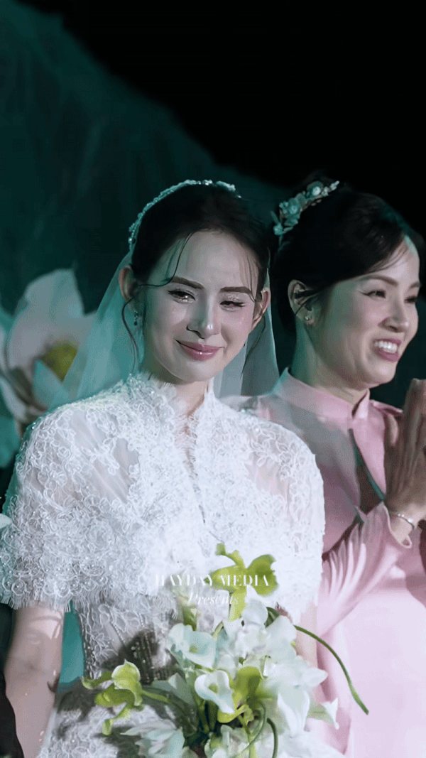 Khoảnh khắc hiếm: Bố chồng Hương Liên phát biểu trong đám cưới, nói gì mà con dâu bật khóc?- Ảnh 1. Khoảnh khắc hiếm: Bố chồng Hương Liên phát biểu trong đám cưới, nói gì mà con dâu bật khóc?- Ảnh 1.