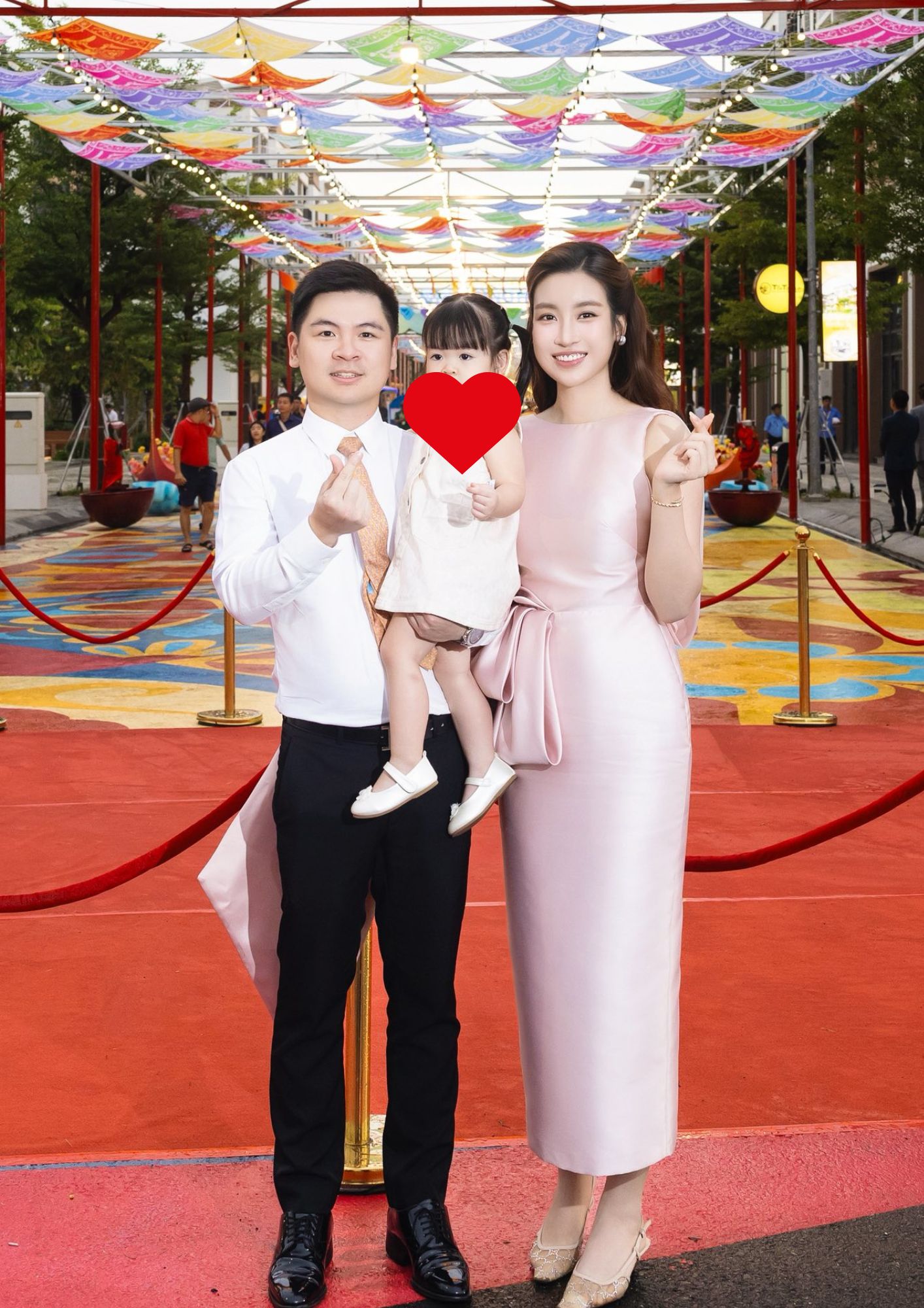 Con gái Đỗ Mỹ Linh 2 tuổi xinh giống mẹ, hát Quốc ca hút triệu view, cuộc sống tiểu thư hào môn gây chú ý- Ảnh 3. Con gái Đỗ Mỹ Linh 2 tuổi xinh giống mẹ, hát Quốc ca hút triệu view, cuộc sống tiểu thư hào môn gây chú ý- Ảnh 3.