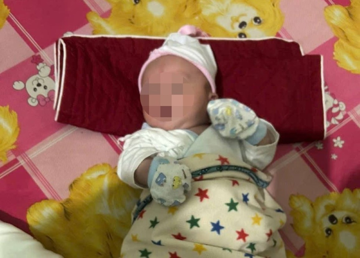 Bé trai 20 ngày tuổi bị bỏ rơi trước cửa nhà- Ảnh 1.