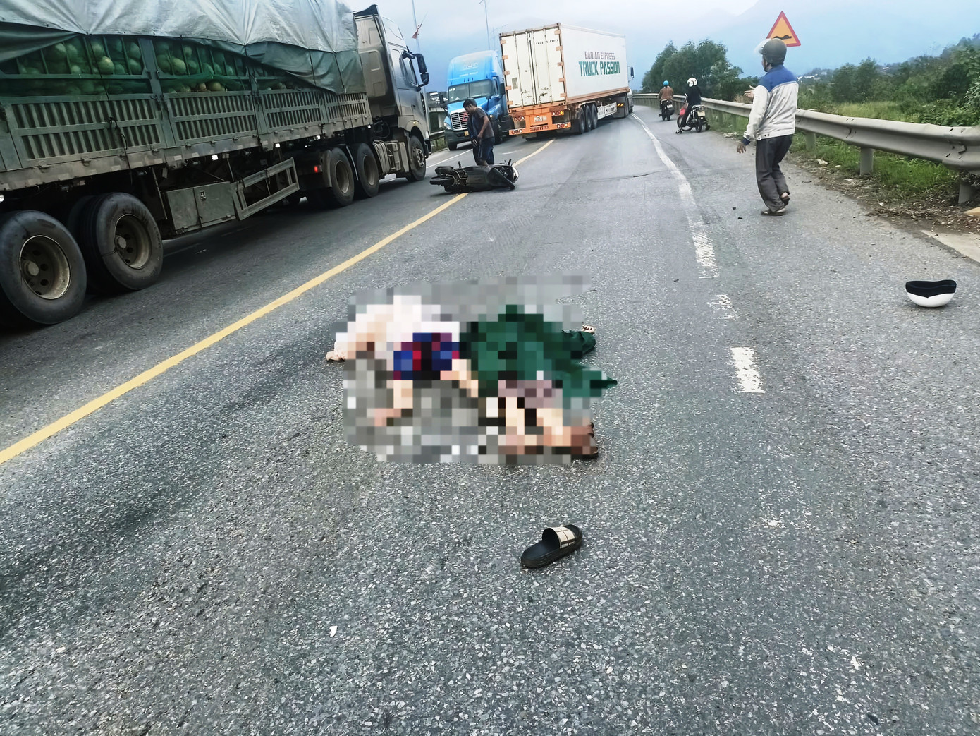 Hai người tử vong sau va chạm giữa ô tô tải và xe máy trên Quốc lộ 1- Ảnh 1.