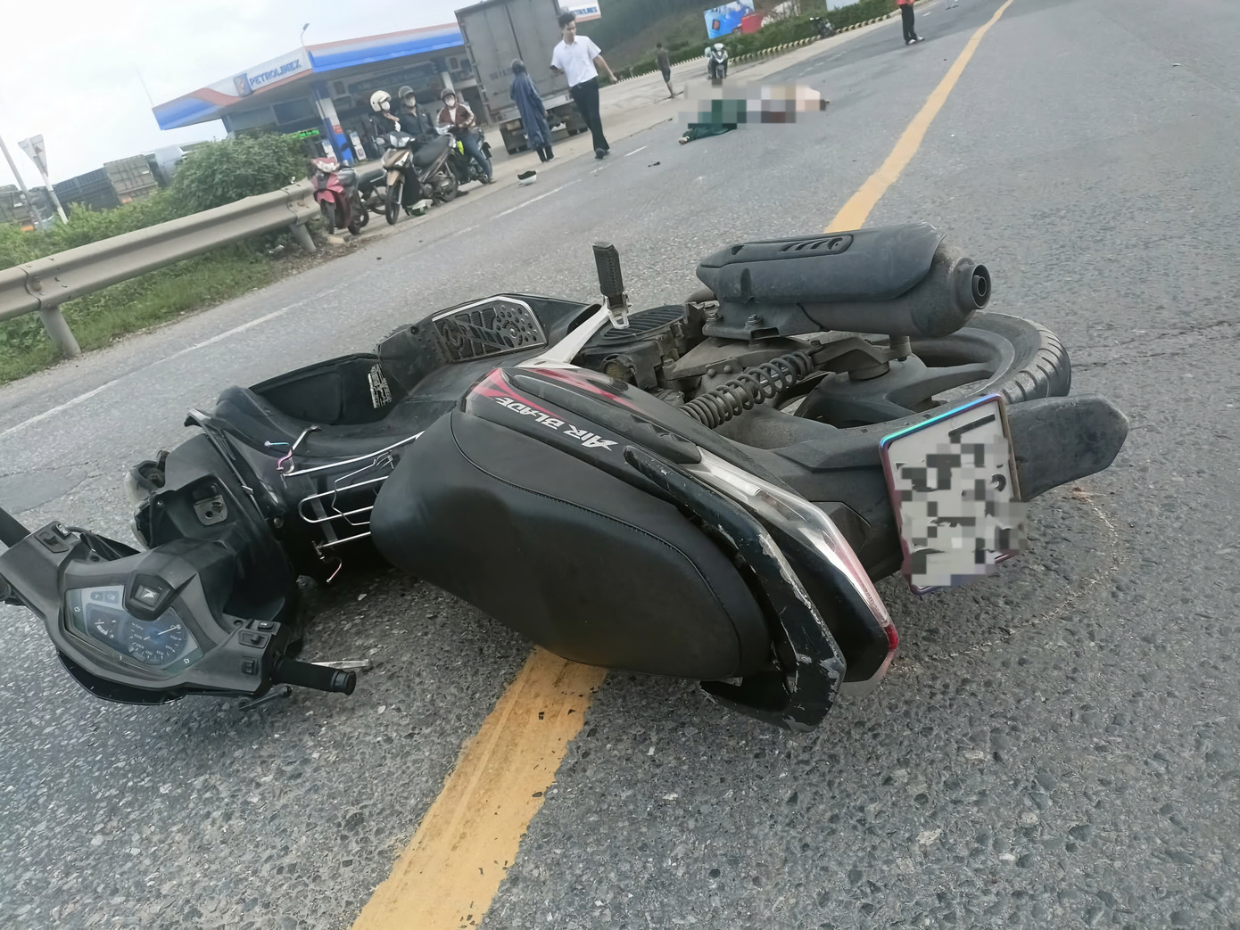 Hai người tử vong sau va chạm giữa ô tô tải và xe máy trên Quốc lộ 1- Ảnh 2.