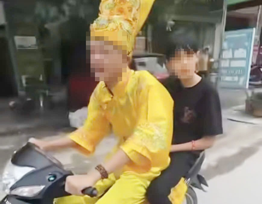 "Táo giao thông" phóng xe không mũ, bị Cảnh sát giao thông xử phạt hàng loạt lỗi- Ảnh 1.