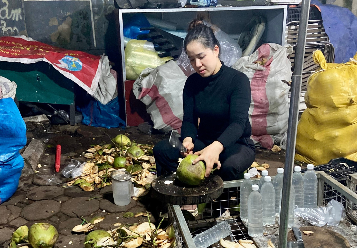 Dừa xiêm 7.000 đồng bán tràn ngập Hà Nội- Ảnh 4.