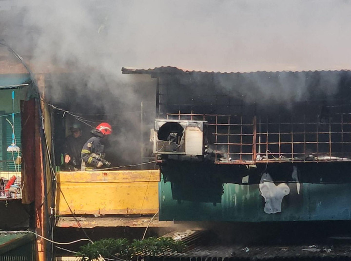 Cháy căn hộ khu tập thể cũ ở Hà Nội, khói lửa bốc ngùn ngụt- Ảnh 2.