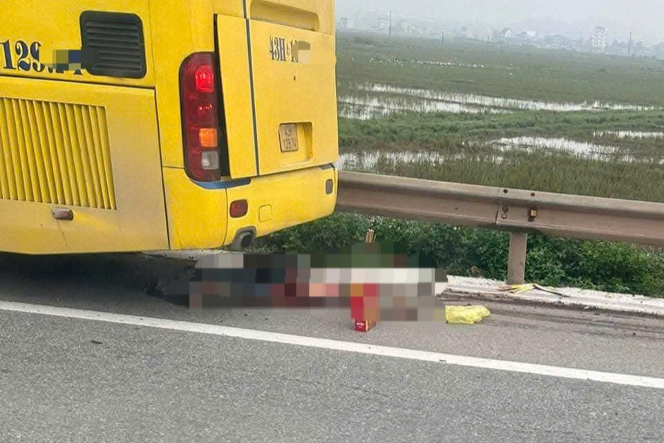 Va chạm xe khách, người đàn ông tử vong trên đường đi khám bệnh- Ảnh 1.